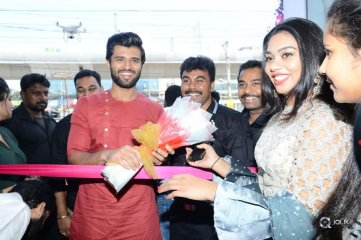 Vijay Deverakonda And Catherine Tresa Launch KLM Fashion Mall at Kukatpally